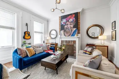 Image de Family Fun Meets Funky Vibes! Vinyl, Rooftop & Walkable to Stadiums, Sleeps 8!