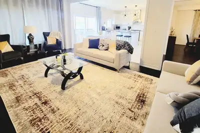 Image de Luxury Modern Home | Close to Lake | Fenced yard