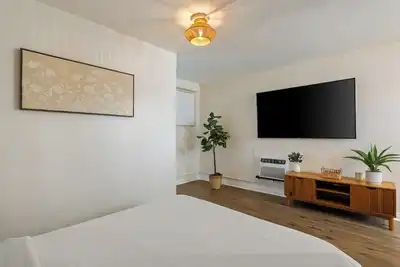 Image de Waikiki Surf, Shop & Dine. Walking distance to Surf, Shopping & Dining.