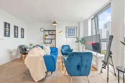 Image de 2br Penthouse w/Balcony | Nr Mailbox | Birmingham