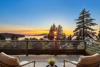 Image de 3br Chuckanut Drive home with sunset bay views, direct trail access, and hot tub