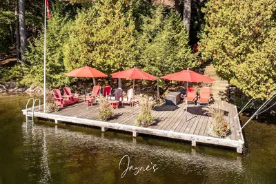 Image de 5 bed 5 bath cottage on Lake Rosseau