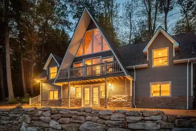 Image de Family Friendly Lakeside Chalet - Hot Tub, Game Room, Fireplace, & Private Dock