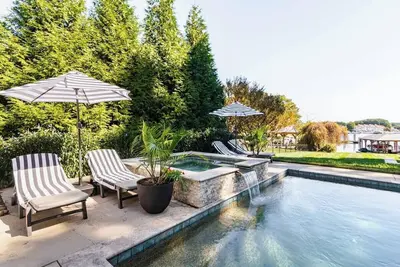 Image de Lakefront Home with Pool and Hot tub