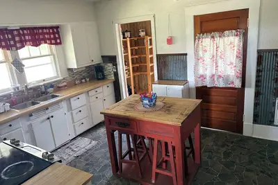 Image de Rustic working farm house in rural Girard, Kansas.