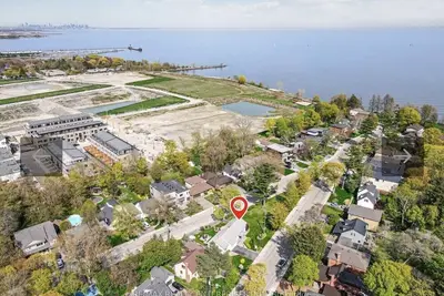 Image de Lakefront Bungalow in Port Credit, Mississauga South