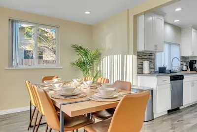 Image de 10 min to Disney - La/Oc Getaway - Pool - 4 Bd 2ba