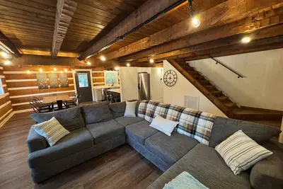 Image de Stunning hand-hewn log cabin blending rustic charm with modern comfort. Minutes from Manchester's dining & shops, yet secluded enough to truly relax. Warm timber beams, cozy furnishings, smart Tv & spacious living. 4 bedroom, sleeps 12.