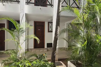 Image de Renovated app, fully equipped. 2 bedroom, 2 bath. Private garden, air conditioning, pool