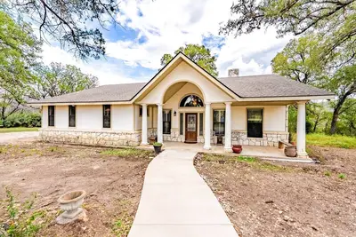 Image de House on acreage with room to kick off your boots and relax