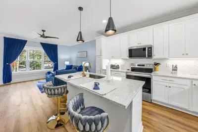 Image de Beautiful apartment above garage! Walk to restaurants, shopping and fun.