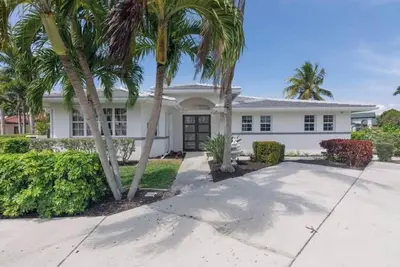 Image de Tropical Oasis in prestigious neighborhood