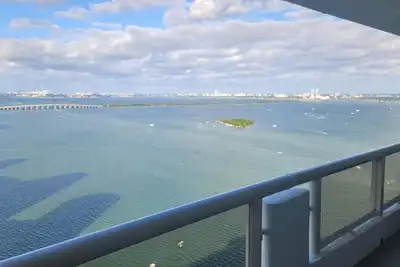 Image de Luxury Miami Condo • 3br Bay Views + Pool Gym Spa & Designer Renovation