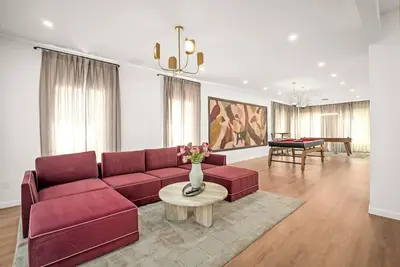 Image de Downtown 7 min, 27 sleeps, Accessible, Gated 2 homes 4 parkings