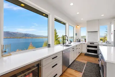 Image de Luxurious home w/ hot tub & boat slip