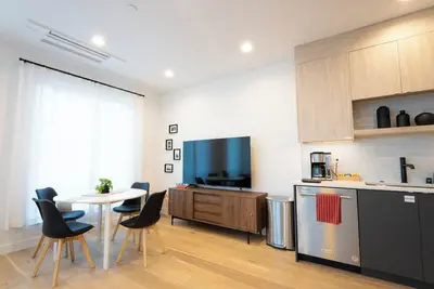 Image de 3min Walk to Capitol Hill Station - Modern 3br/3ba Townhome