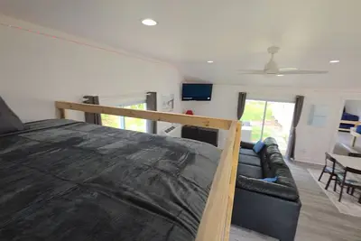 Image de Lakefront Sunshine retreat 3 kings Private Hot tub