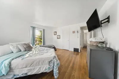 Image de Euclid 3-Br 1-bath, just 12 min to Cleveland: King Bed, Smart Tv