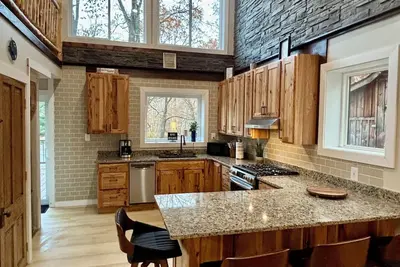 Image de Riverfront Modern Chalet Year Round, Pet Friendly