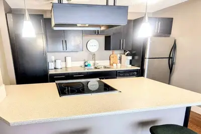 Image de Cozy Dt Condo. Free UnderGround Parking. Steps from 17thAve.