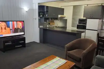 Image de 4km to parliament, 400m to Fyshwick Markets, fully furnished with room for 4