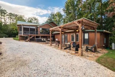 Image de Cozy Cove with Hot Tub Firepit SUPs and More