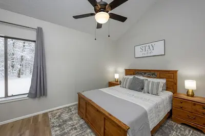 Image de Ski-In Chalet · Walk to Lift · Mountain Views