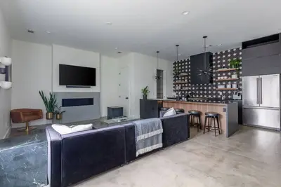 Image de Modern Oasis: Rooftop Sunsets & City Lights!