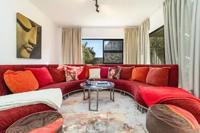 Image de Cozy 2-bed garden cottage in Camps Bay, just a few minutes walk from the beach