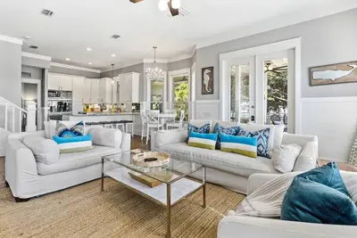 Image de New! Geauxing Coastal - Sleeps 10, 3 Br 3ba, Bikes, Community pool. Private Beach Access!