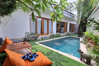 Image de Offers a luxurious villa experience with two bedrooms and two bathrooms.