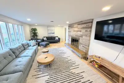 Image de 3-bdr house with Ac, walk to downtown Hyannis, 1 mile walk to the beach.