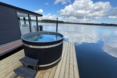 Image de Houseboat Marina Mookerplas 4-6 persons (with Hottub)