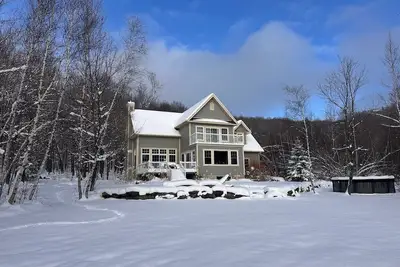 Image de Family home in beautiful forested mountain on serene lake