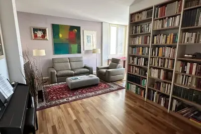 Image de Spacious apartment close to downtown, station and hospital