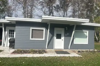 Image de Tranquil waterfront cabin with Ac in charming Barbeau with outside fun zone