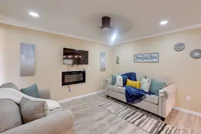 Image de 5 Mi to Uab: Group-Friendly Birmingham Retreat