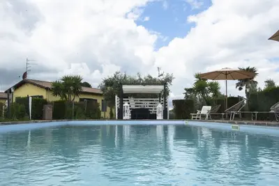 Image de Farmhouse \"Life is beautiful, \" surrounded by greenery and one km from the center of Marta.