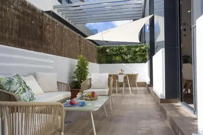 Image de Ce loft à Valence dispose de 1 chambre et peut accueillir 4 personnes. Logement de 90 m². Il est situé à 600 m du supermarché, à 900 m du métro. Il dispose d'un ascenseur, salon de jardin, terrasse de 30 m², fer à repasser, sèche-cheveux, espace e