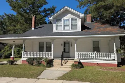 Image de Spacious and Modern 5-bedroom Historic House in Charming Fountain Nc!