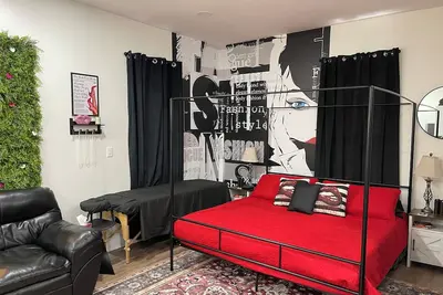 Image de Ruby Red Haven – Chic Downtown Retreat Dayton