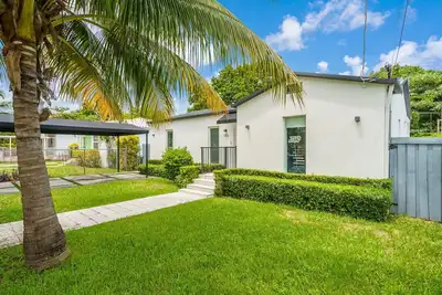 Image de 5 Bedroom Downtown Oasis: Steps to Wynwood & Design District, Private Hot Tub