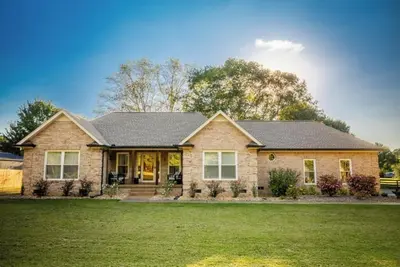 Image de Ev charger, Arcade, 1. 7 acres, sleeps 8; 2 kings and 2 queens, 35 mins Nashville