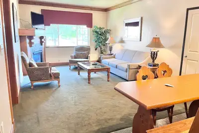 Image de 1089 • Cozy Zermatt Swiss King Villa + Kitchen Near Park City & Deer Valley Ski Resorts