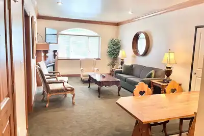 Image de 1085 • Cozy Family Zermatt King Villa + Kitchen Near Park City & Deer Valley Ski Resorts