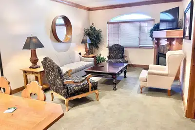 Image de 2049 • Cozy Zermatt Swiss King Villa + Kitchen Near Park City & Deer Valley Ski Resorts