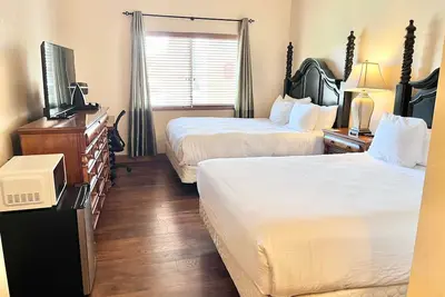 Image de 1055 • Comfortable Double Queen Suite Near Park City & Ballerina Farms