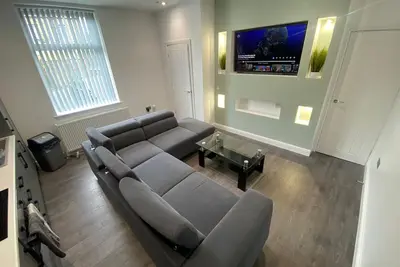 Image de Luxury 3 Bedroom Holiday Home, Jacuzzi Bath, Private Parking, Sleeps 10, 2 Min M62