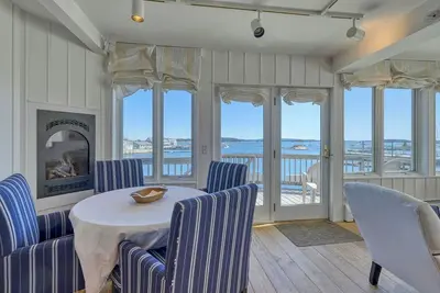 Image de A Fathom Above - Posh Apartment Above 27 Fathoms