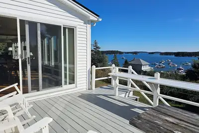 Image de Black Swan- Well-kept Intown Home with Ocean Views